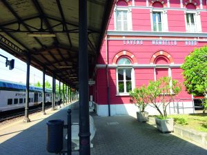 Ferrovienord-Laveno-Mombello-banchina.JPG