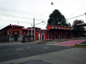 Ferrovienord-Stazione-Vedano-Olona-passaggio-livello.JPG
