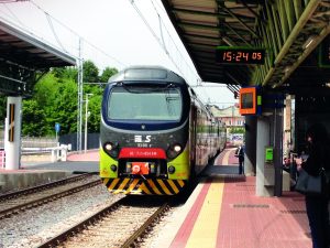 Ferrovienord-TAF-transita-Vedano-Olona.JPG