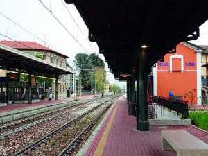 Ferrovienord-banchina-Stazione-Vedano-Olona.JPG