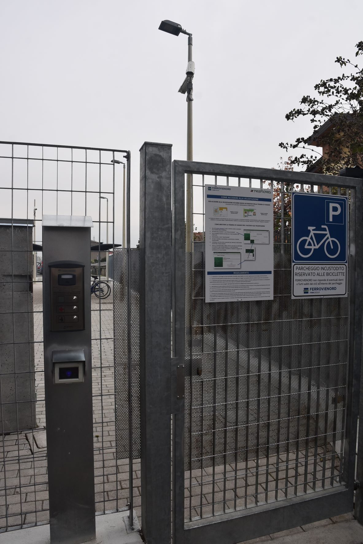 Velostazione-FERROVIENORD-a-Cislago-ingresso-e-telecamera-di-sorveglianza
