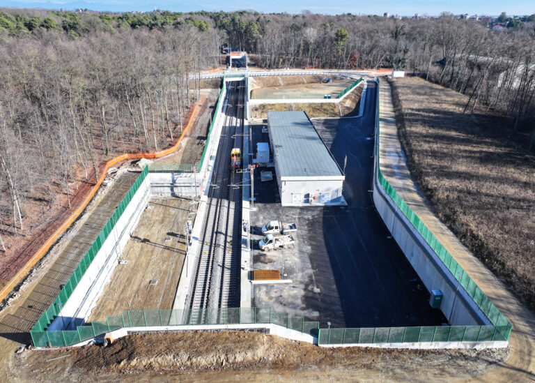 Stazione elettrica e uscita d sicurezza